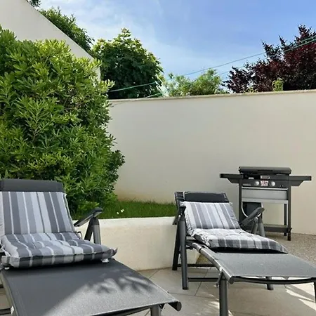 Apartment Avec Terrasse, 2 Chambres, Proche - 4 Pers - Fr-1-494-198